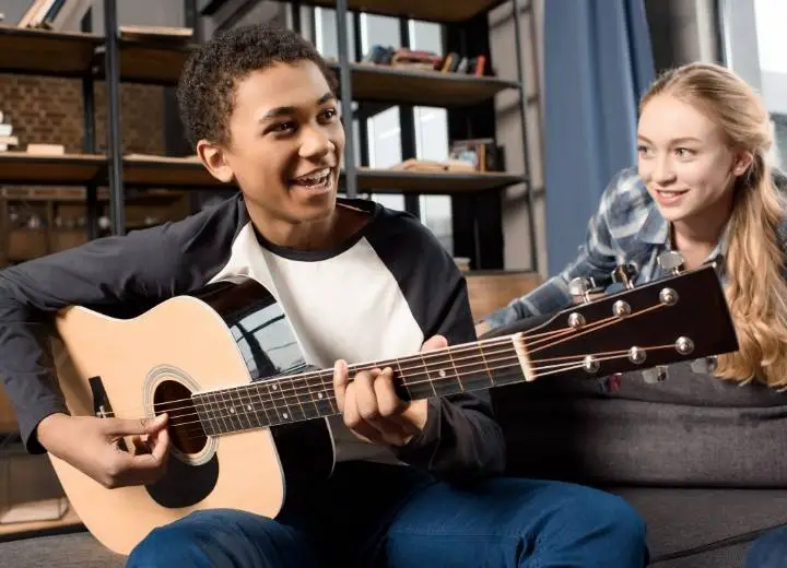 Advantages and disadvantages of the acoustic guitar