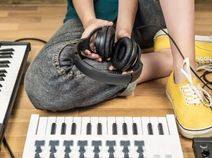 Best Studio Monitor Headphones Under 100