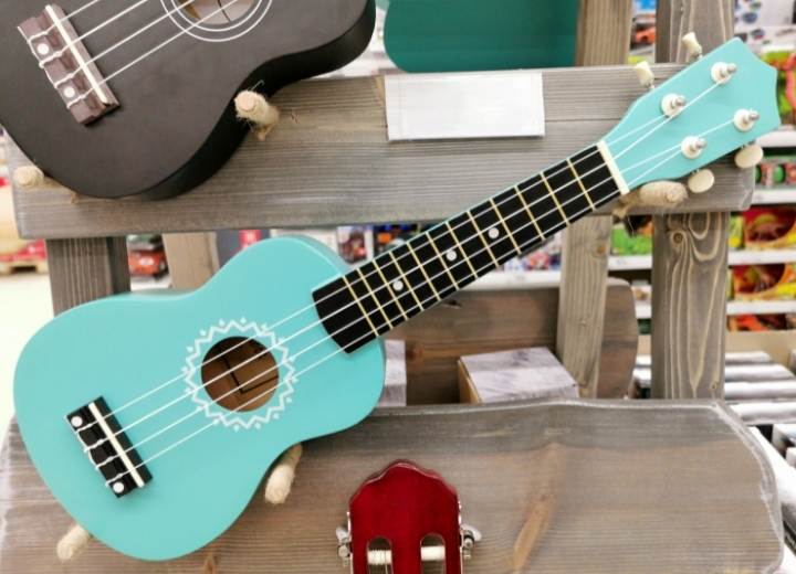 What is the difference between soprano and concert ukulele
