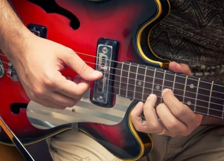 Why should beginners choose an electric guitar