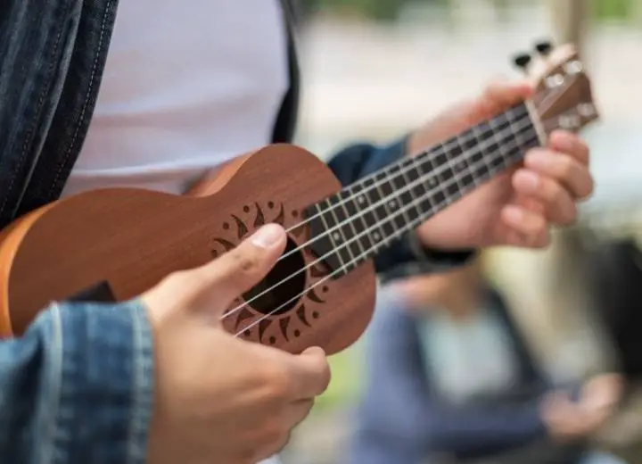 difference in sound between a ukulele and a guitar